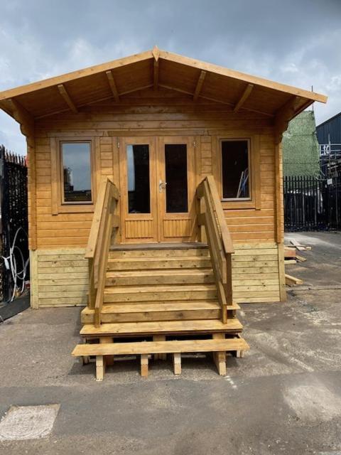 The Wooden Lodge No 1 At The Baltic Cains Brewery Liverpool Bagian luar foto